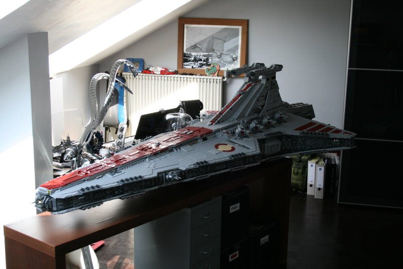 Illustration for article titled Lego Star Destroyer Is 8-Foot of Gorgeous Turgid Brickwork